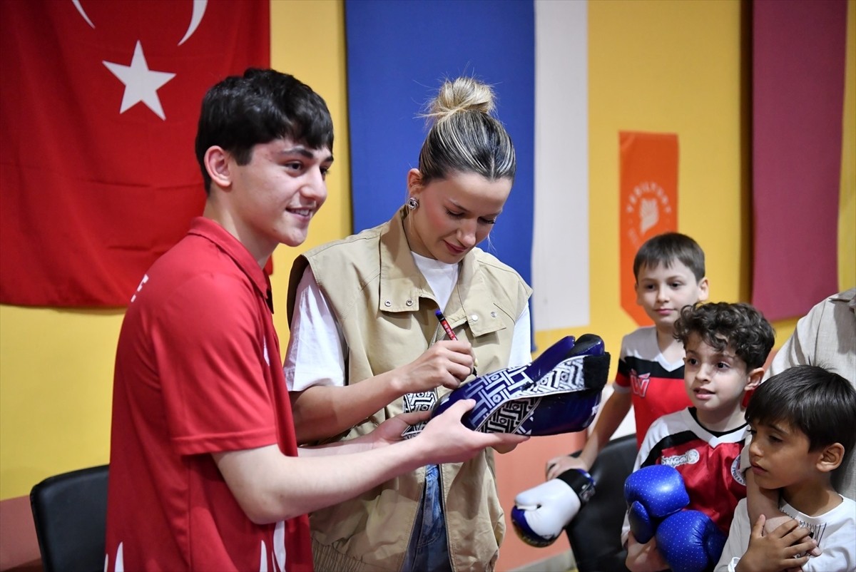 Malatyalı milli boksör Hatice Akbaş, Yeşilyurt Belediyesi Kick Boks Takımı sporcularıyla...