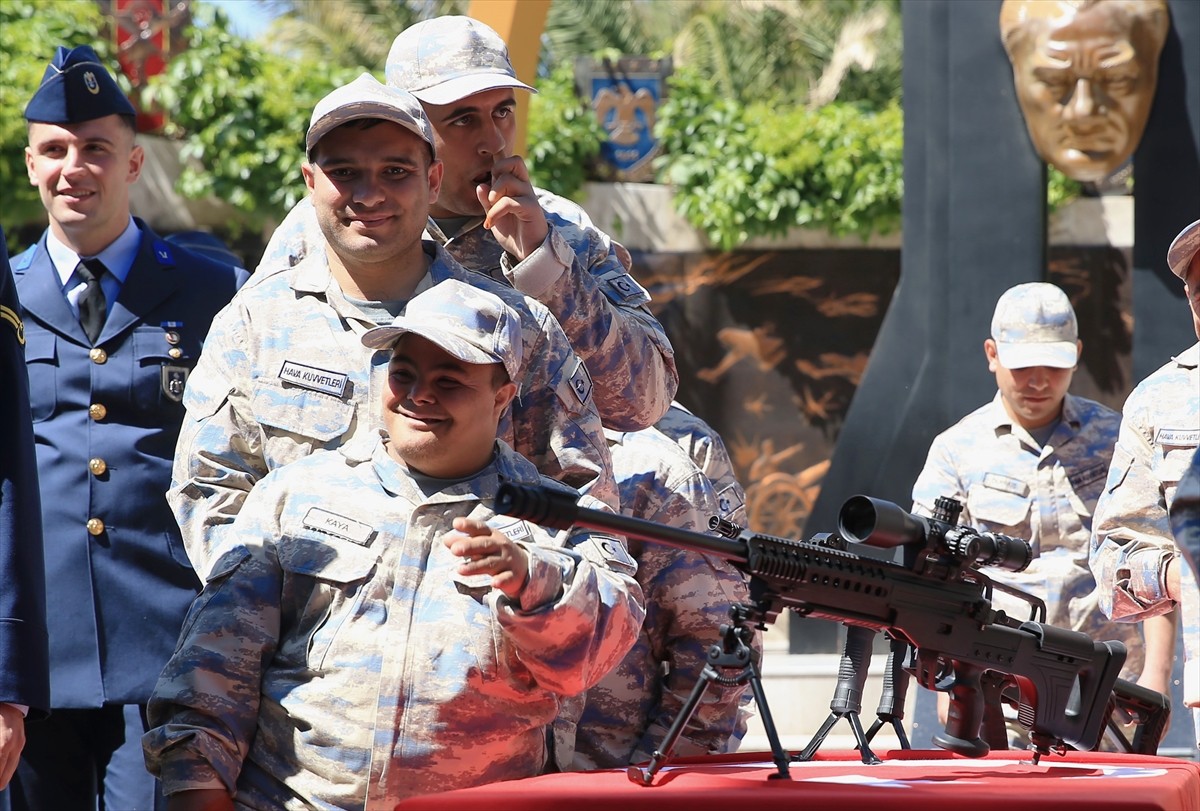Manisa'da 56 engelli, Akhisar Hava Meydan Komutanlığı'nda bir günlüğüne askerlik yapmanın gururunu...