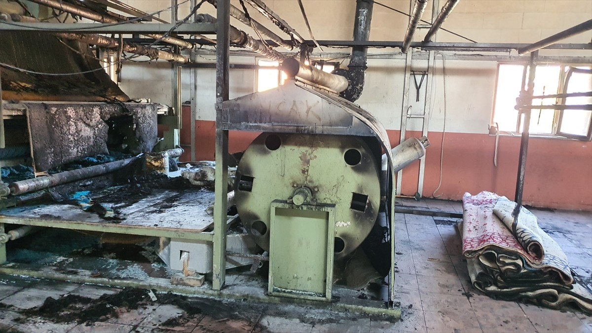 Manisa'nın Demirci ilçesinde halı dokuma fabrikasında çıkan yangın itfaiye ekipleri ve...