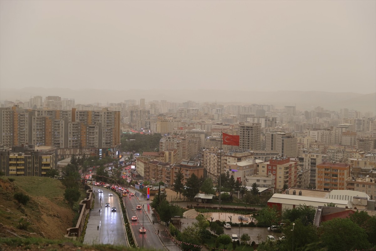 Mardin'de etkili olan sağanak, fırtına ve toz taşınımı yaşamı olumsuz etkiledi.