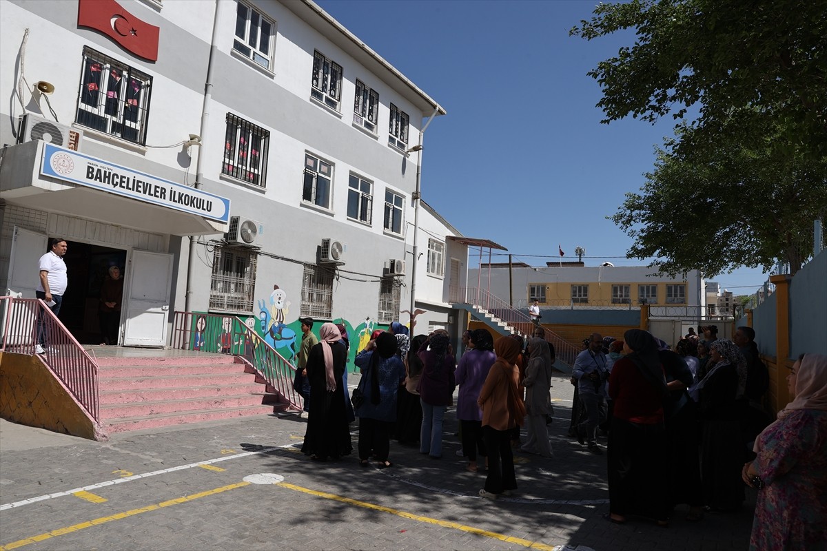 Mardin'in Kızıltepe ilçesinde kitap okuma yarışması kapsamında 12 okulda düzenlenen sınava anneler...