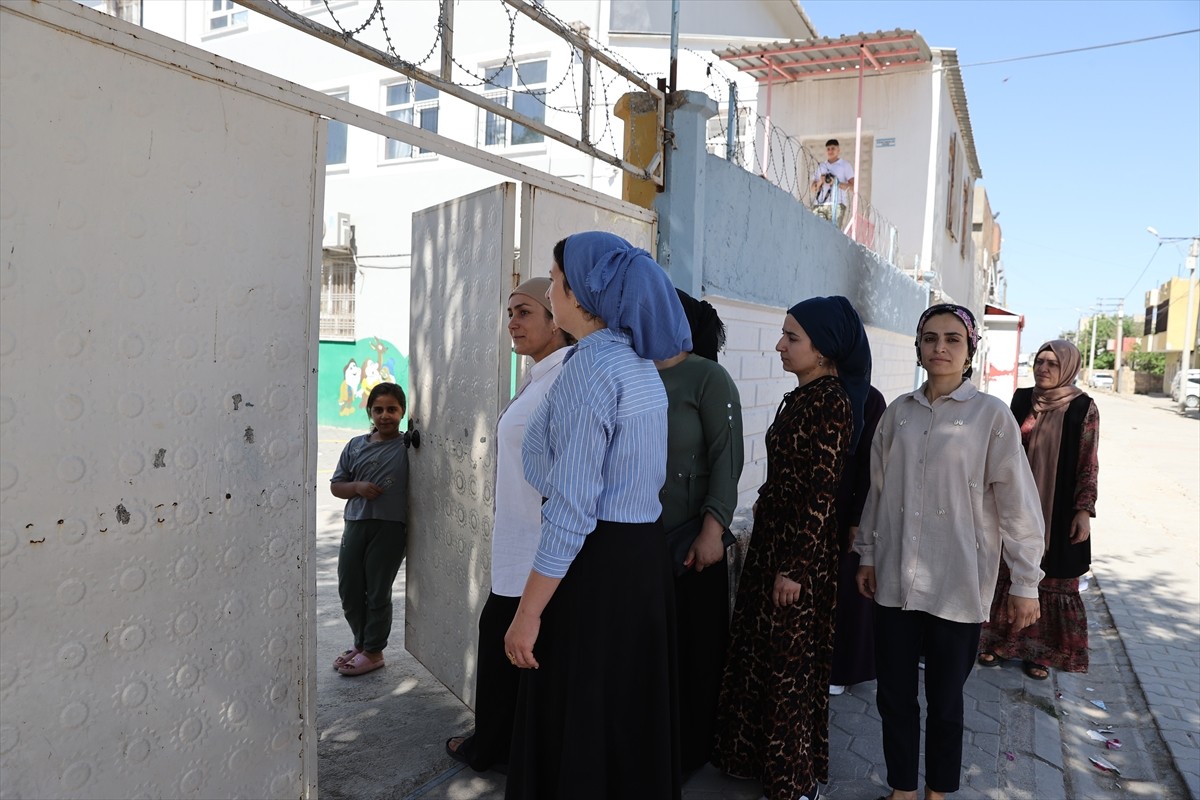 Mardin'in Kızıltepe ilçesinde kitap okuma yarışması kapsamında 12 okulda düzenlenen sınava anneler...