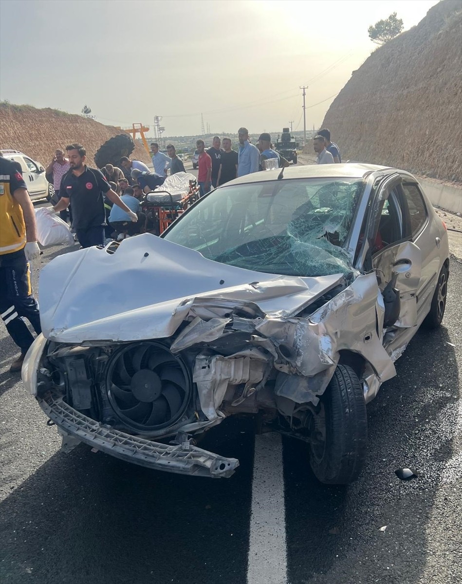 Mardin'in Midyat ilçesinde otomobille traktörün çarpıştığı kazada 3 kişi yaralandı.