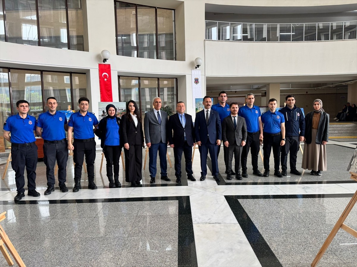 Marmara Kapalı Ceza İnfaz Kurumu'ndaki tutuklu ve hükümlülerin ahşap el ürünleri ile resim...