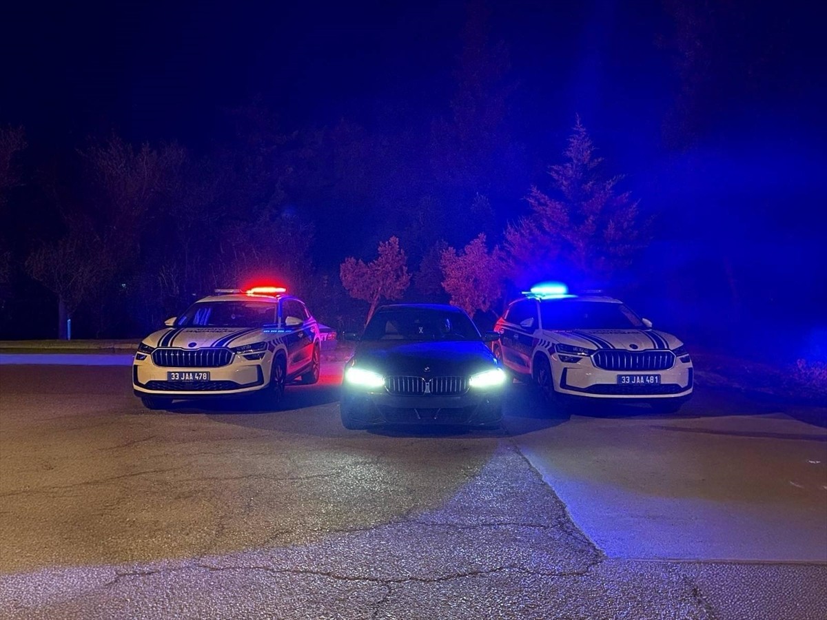 Mersin'de otoyolda trafik güvenliğini tehlikeye atan ve drift yapan 2 sürücüye toplam 99 bin 753...