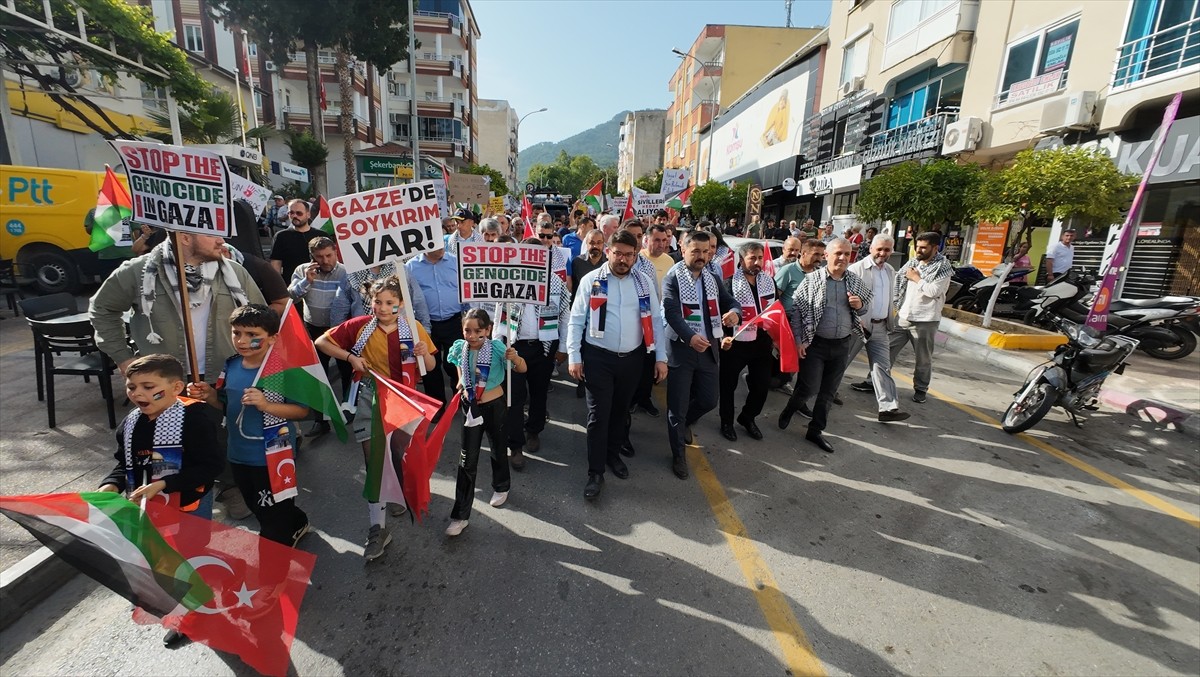 Mersin'in Anamur ilçesinde Filistin'e destek için gerçekleştirilen yürüyüşte İsrail'in saldırıları...