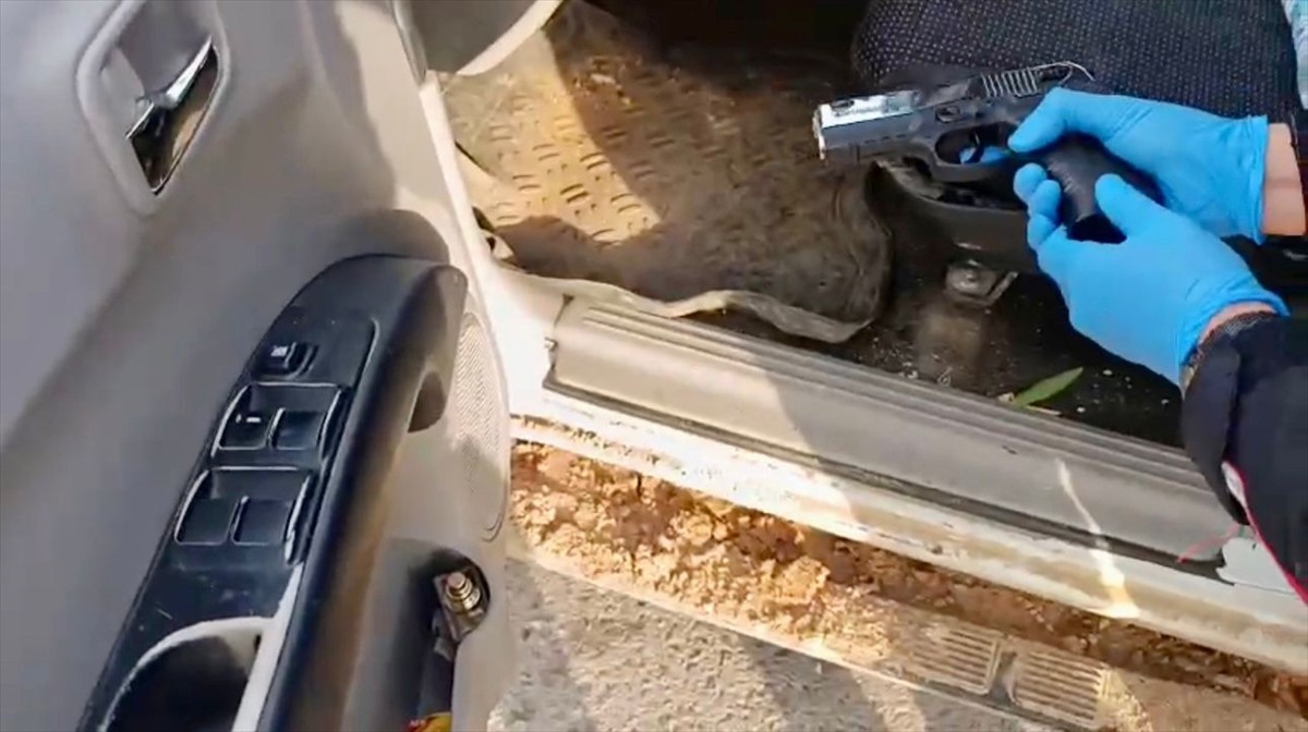 Mersin'in Toroslar ilçesinde, biri kalem görünümlü 3 ruhsatsız tabanca ele geçirildi, gözaltına...