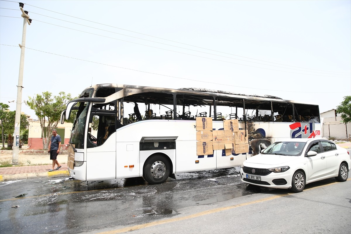 Mersin'in Toroslar ilçesinde seyir halindeyken alev alan yolcu otobüsü kullanılamaz hale geldi.
