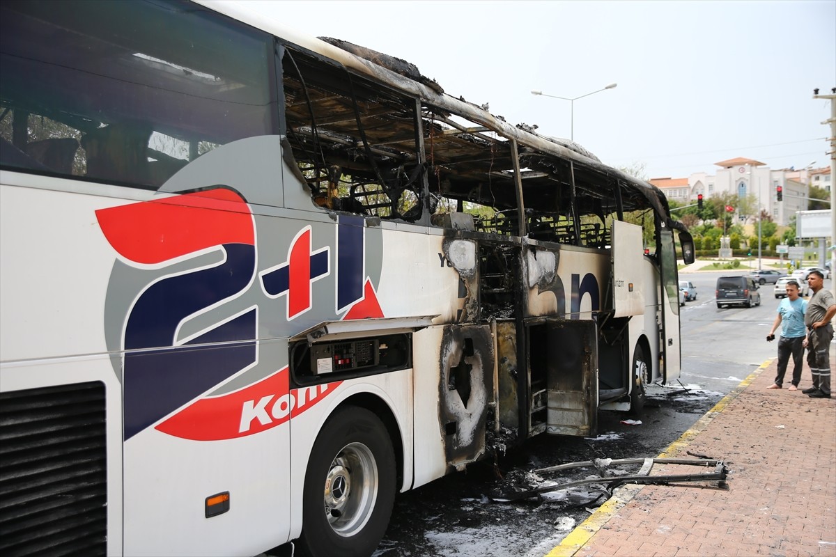 Mersin'in Toroslar ilçesinde seyir halindeyken alev alan yolcu otobüsü kullanılamaz hale geldi.