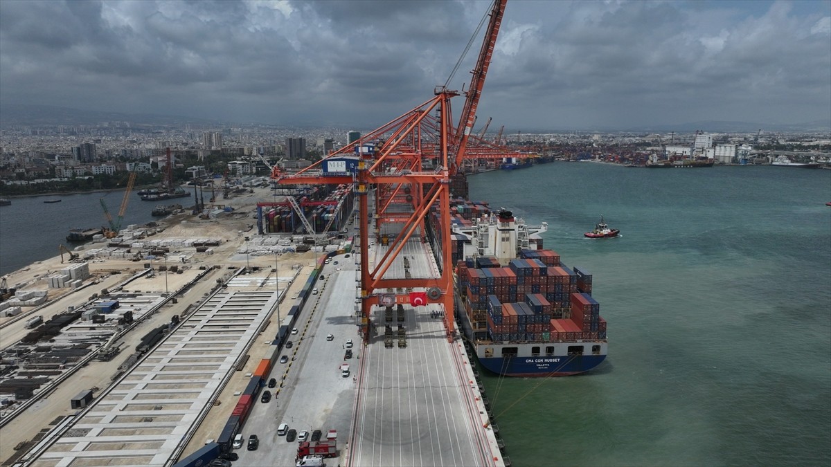 Mersin Uluslararası Limanı (MIP) Genişleme Projesi'nin ilk etabının açılışı düzenlenen törenle...