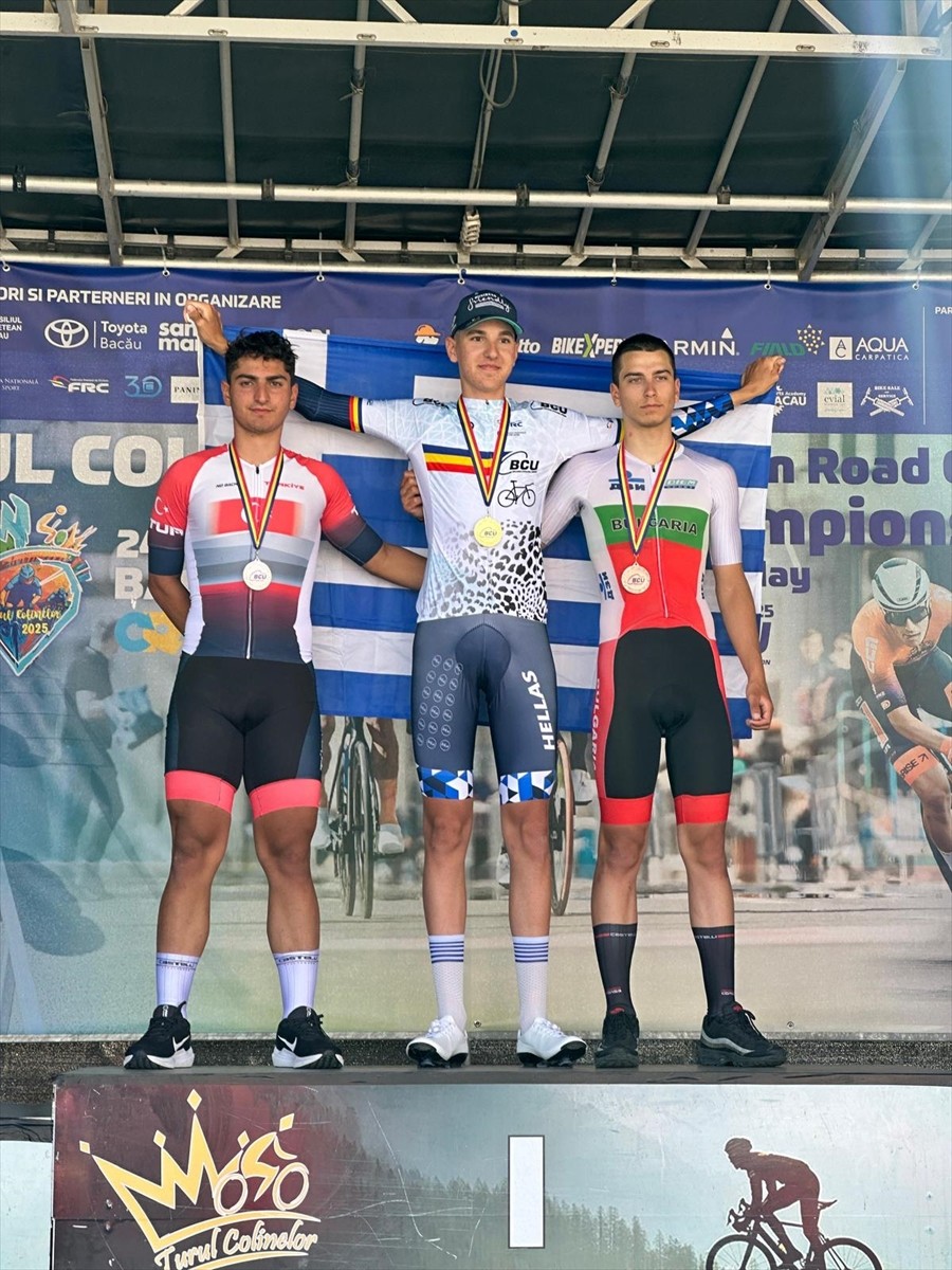 Milli bisikletçiler Ahmet Örken ve Ege Erülkü (solda), Romanya'da devam eden 2025 Balkan Yol...