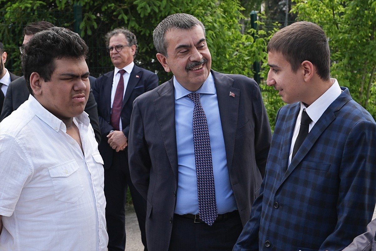 Milli Eğitim Bakanı Yusuf Tekin (sağda) ile Aile ve Sosyal Hizmetler Bakanı Mahinur Özdemir Göktaş...
