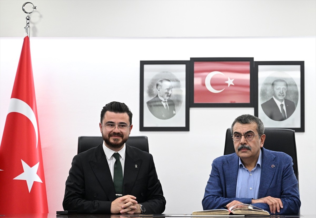 Milli Eğitim Bakanı Yusuf Tekin (sağda), Kayseri'deki programları kapsamında AK Parti İl Başkanı...