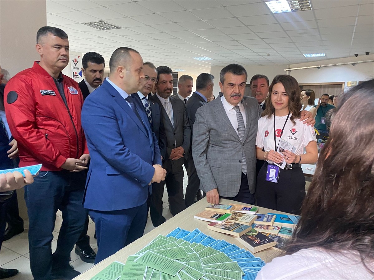 Milli Eğitim Bakanı Yusuf Tekin, Susurluk Anadolu Lisesi'ndeki 2025 TÜBİTAK 4006 Bilim Fuarı'nın...