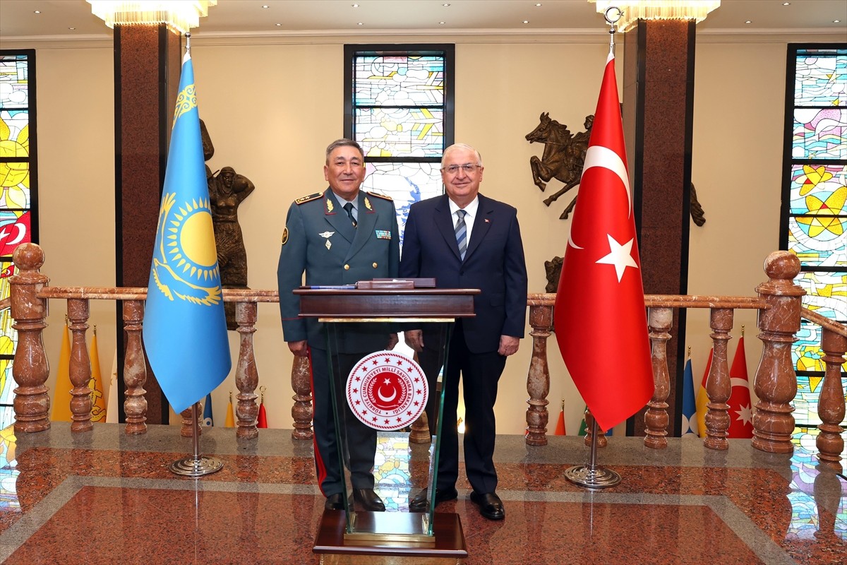 Milli Savunma Bakanı Yaşar Güler, Kazakistan Genelkurmay Başkanı Tümgeneral Sultan Kemaletdinov'u...