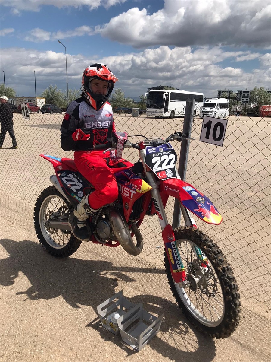 Motokros yarışlarına katılan 6 genç kız, babalarının yönlendirmesiyle başladıkları bu sporda...