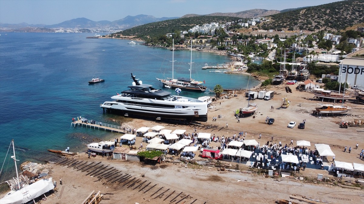 Muğla'nın Bodrum ilçesinde imal edilen 1,2 milyar lira değerindeki süper yat "Legasea", törenle...
