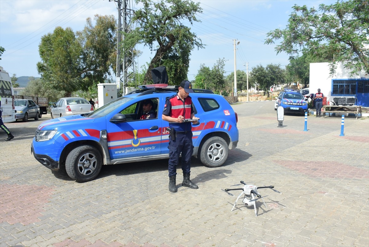 Muğla'nın Bodrum ilçesinde jandarma ekipleri orman yangınlarına karşı havadan denetimlerini...