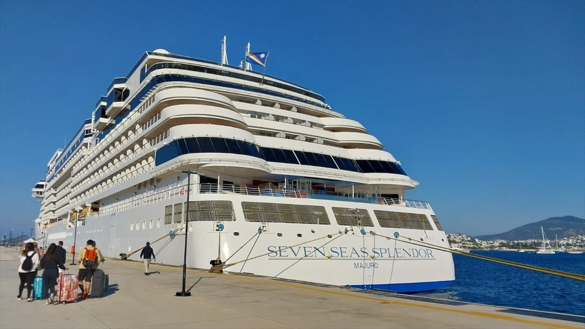 Muğla'nın Bodrum ilçesine "Seven Seas Splendor" isimli kruvaziyerle 720 yolcu geldi. Rodos...