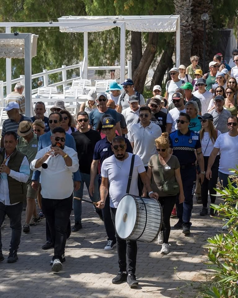 Muğla'nın Datça ilçesinde düzenlenen Akdeniz'den Ege'ye Dostluk ve Doğa Yürüyüşü'nde Akdeniz'den...