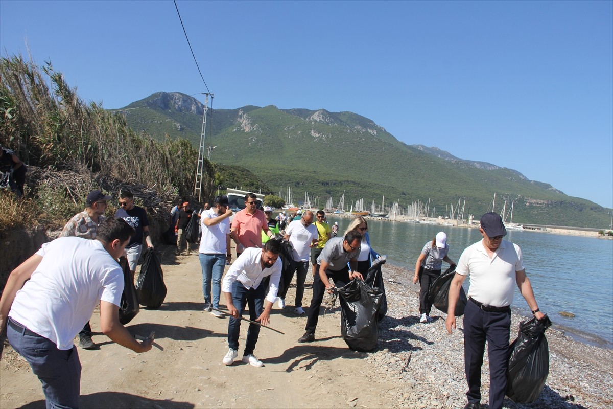 Muğla'nın Datça ilçesindeki tarihi Karia Yolu ve sahillerde çevre temizliği gerçekleştirildi. Çatı...