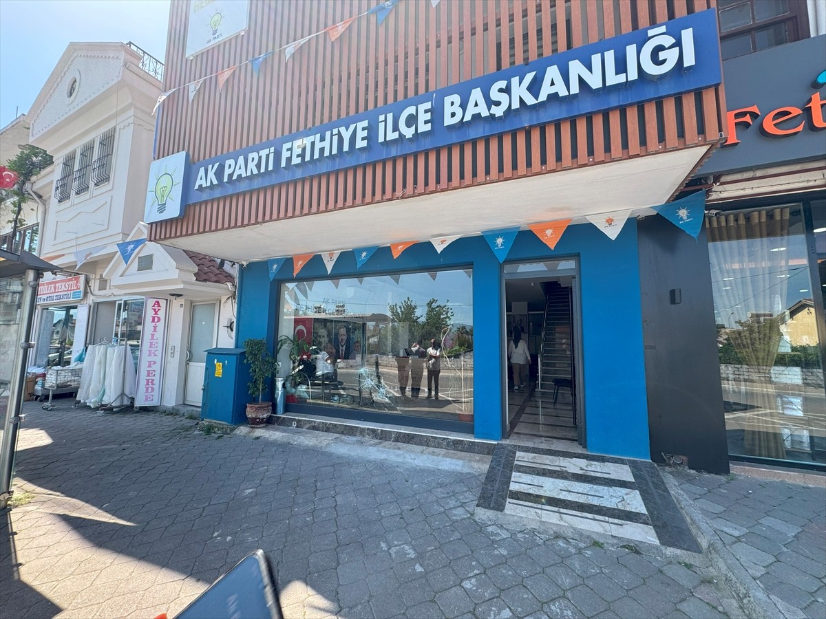 Muğla'nın Fethiye ilçesinde, AK Parti İlçe Başkanlığı binasına maskeli bir kişi taşlı saldırıda...