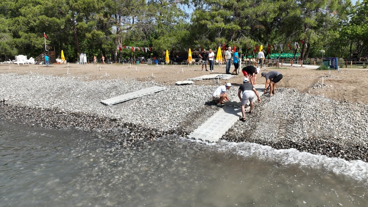 Muğla'nın Fethiye ilçesinde belediye tarafından işletilen plajda, engellilerin denize girmesini...