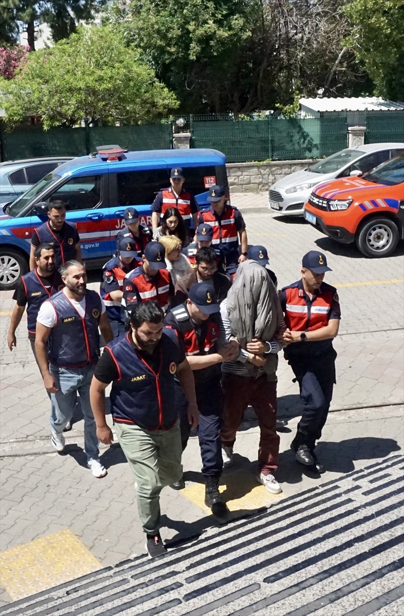 Muğla'nın Fethiye ilçesinde bir kişinin evinde silahla öldürülmesiyle ilgili gözaltına alınan 4...