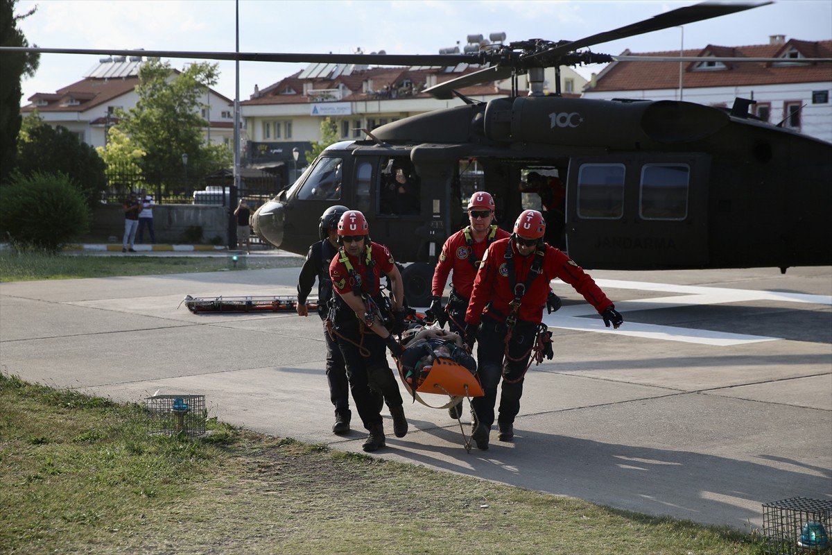 Muğla'nın Fethiye ilçesinde, kayalık alana düşen yamaç paraşütü pilotu helikopterle...