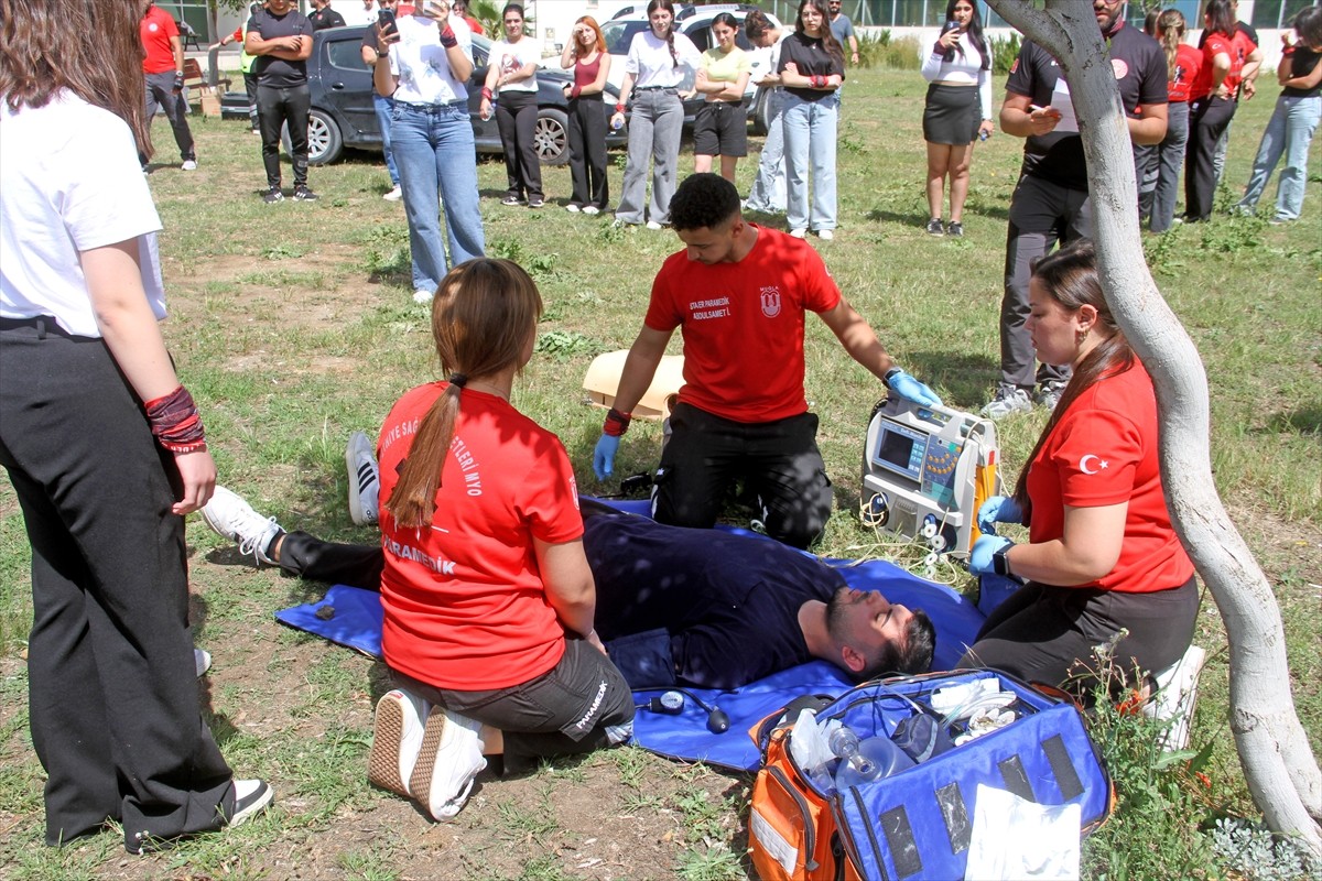 Muğla'nın Fethiye ilçesinde üniversitede yapılan afet ve acil durum uygulama tatbikatı gerçeğini...