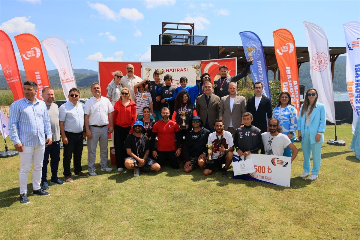 Muğla'nın Ula ilçesindeki Gökova Körfezi'nde, rüzgar ve uçurtma sörfü yapan sporcuların 19 Mayıs...