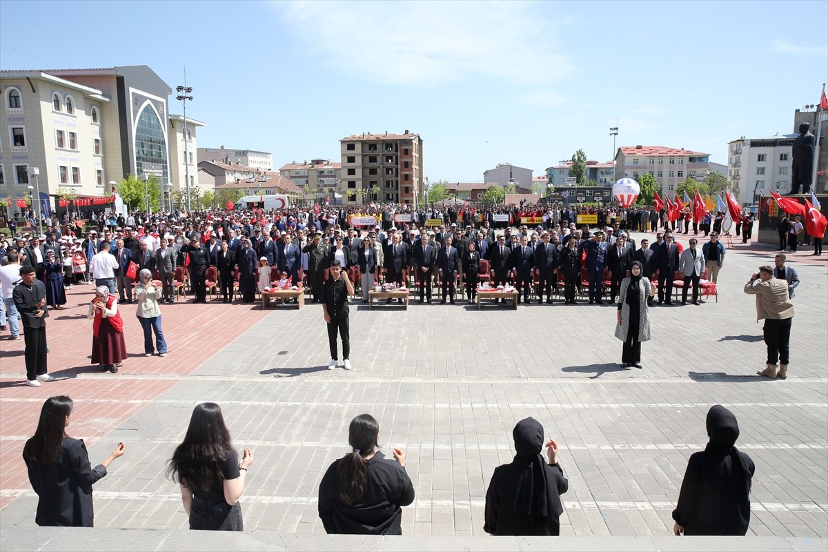 Muş'ta 19 Mayıs Atatürk'ü Anma, Gençlik ve Spor Bayramı dolayısıyla Kent Meydanı'nda etkinlik...