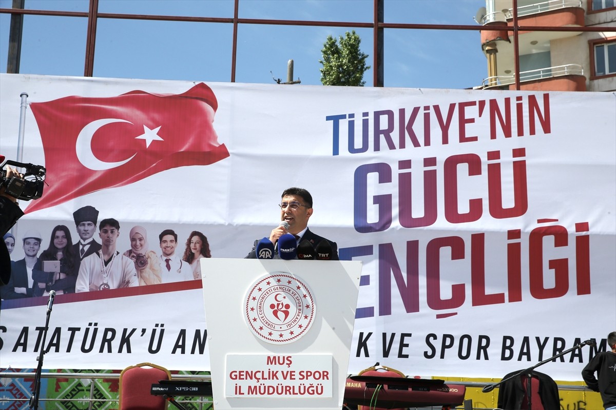 Muş'ta 19 Mayıs Atatürk'ü Anma, Gençlik ve Spor Bayramı dolayısıyla Kent Meydanı'nda etkinlik...