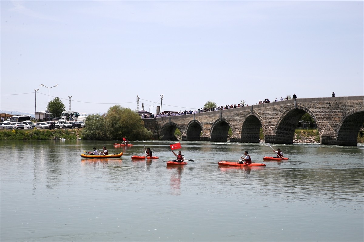 Muş'ta, 19 Mayıs Atatürk'ü Anma, Gençlik ve Spor Bayramı etkinlikleri kapsamında doğa yürüyüşü ve...