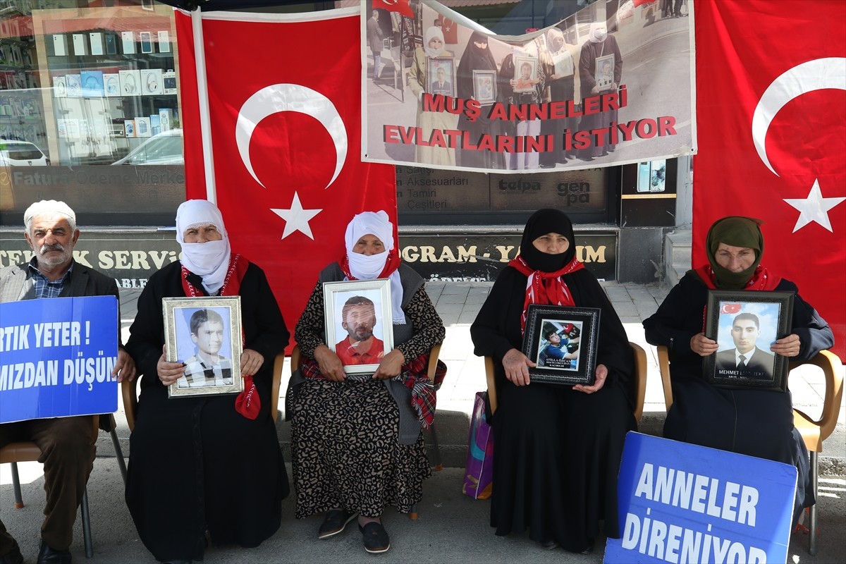 Muş'ta çocukları terör örgütü PKK tarafından kaçırılan aileler, DEM Parti İl Başkanlığı binası...