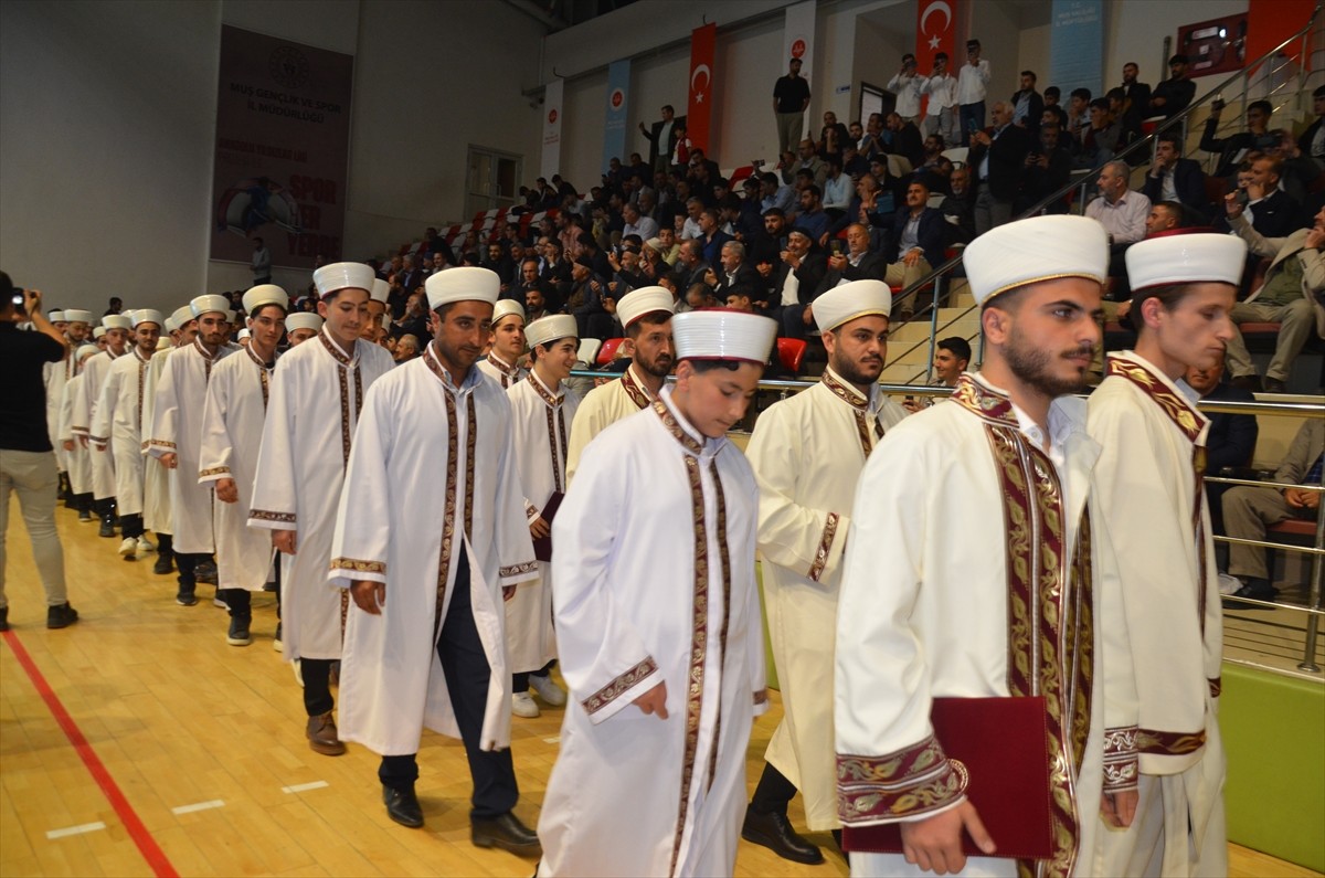Muş'ta hafızlık eğitimini tamamlayan 300 öğrenci için icazet töreni düzenlendi.