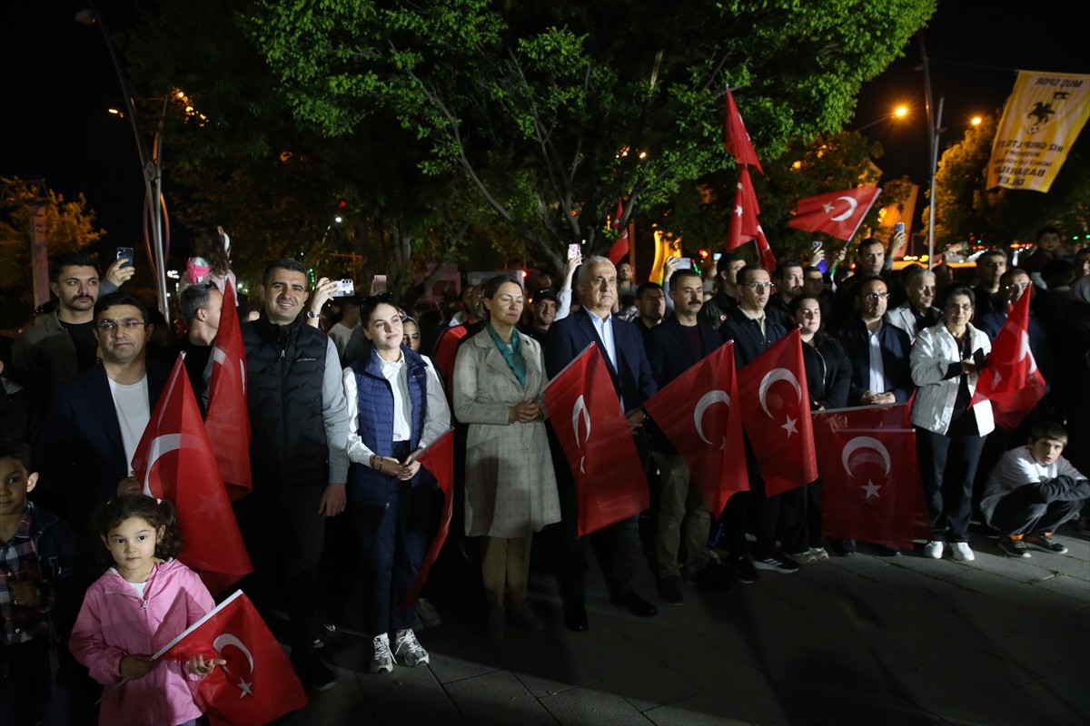 Muş'ta valilik koordinasyonunda yüzlerce kişinin katılımıyla "Meşaleli Gençlik Yürüyüşü" yapıldı....