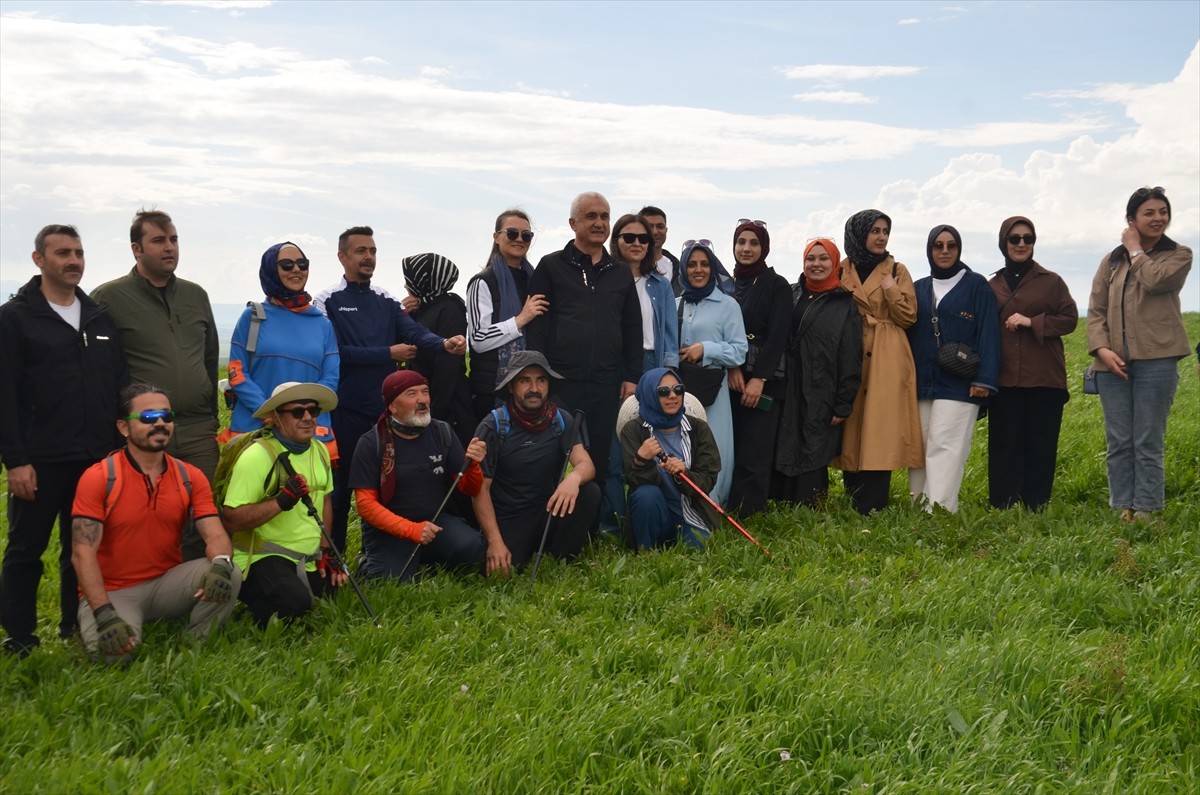  Muş'un Korkut ilçesinde "7. Lale Festivali" kapsamında doğa yürüyüşü düzenlendi. Valilik ve Genç...