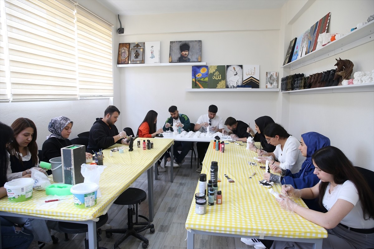 Muş Alparslan Üniversitesi bünyesindeki Genç Ofis'te öğrenciler, Sultan Alparslan'ın zırhı ve...