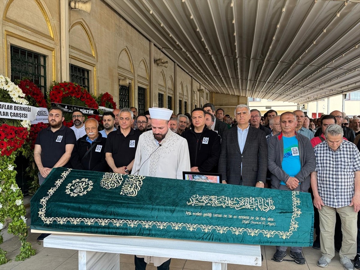 Müteferrika Sahaf'ın sahibi İsmail Lütfü Seymen'in cenazesi, Söğütlüçeşme Camisi'nde öğle namazını...