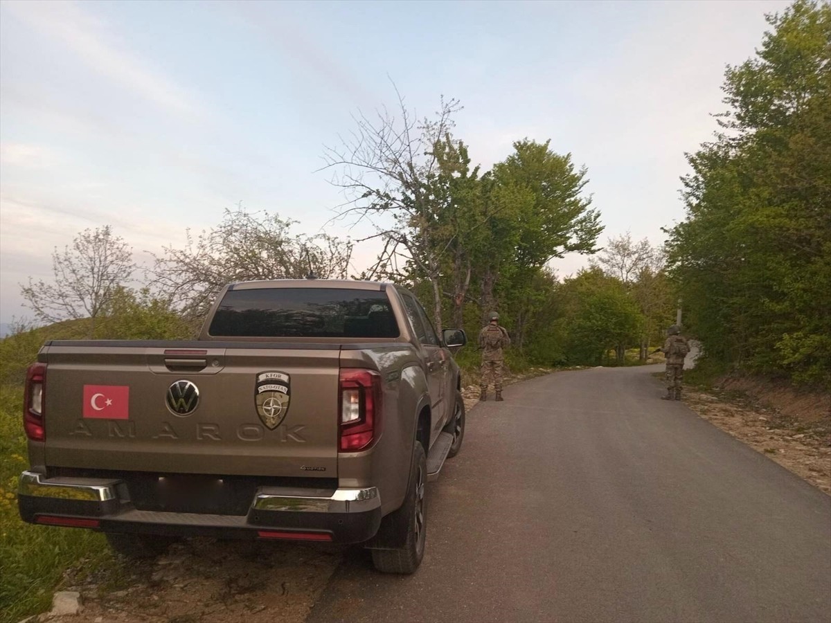 NATO'nun Kosova'daki Barış Gücü (KFOR) bünyesinde görevli Türk askeri, Kosova genelinde güvenliği...