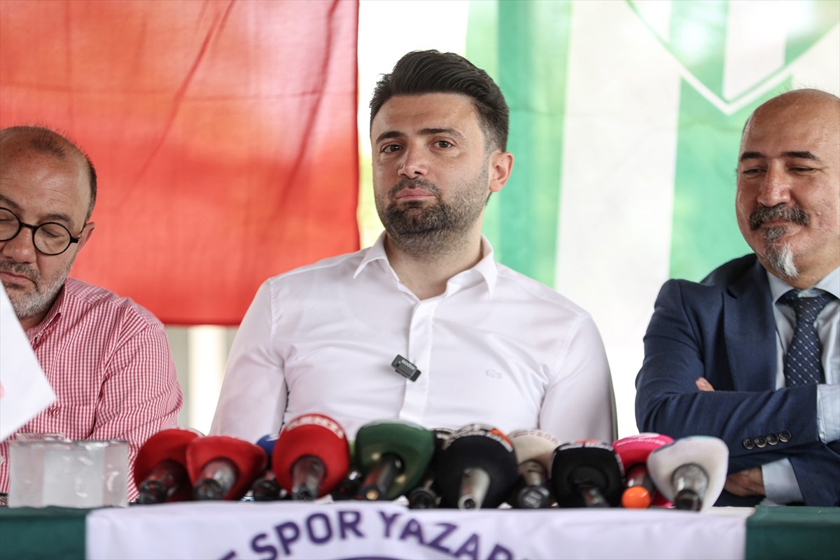 Nesine 3. Lig şampiyonu Bursaspor Kulübü Başkanı Enes Çelik (ortada), basın mensuplarıyla bir...