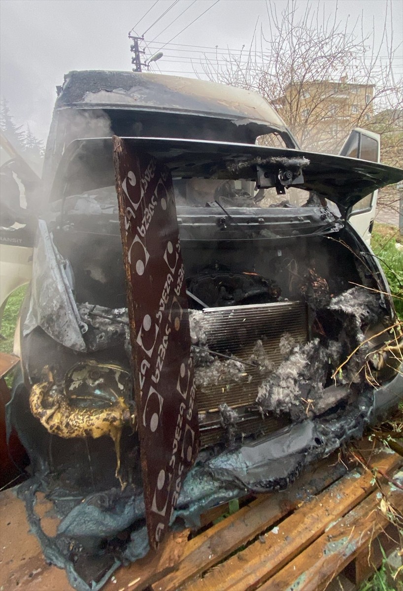 Nevşehir'de seyir halindeyken yanan minibüste hasar oluştu. 