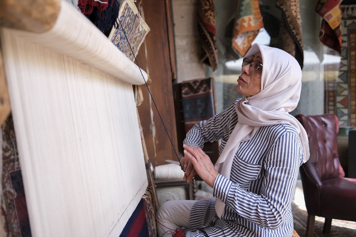 Nevşehir'de yaşayan 52 yaşındaki dokuma ustası Ayten Satıcı, yıllarca 60'ı aşkın arkadaşıyla...