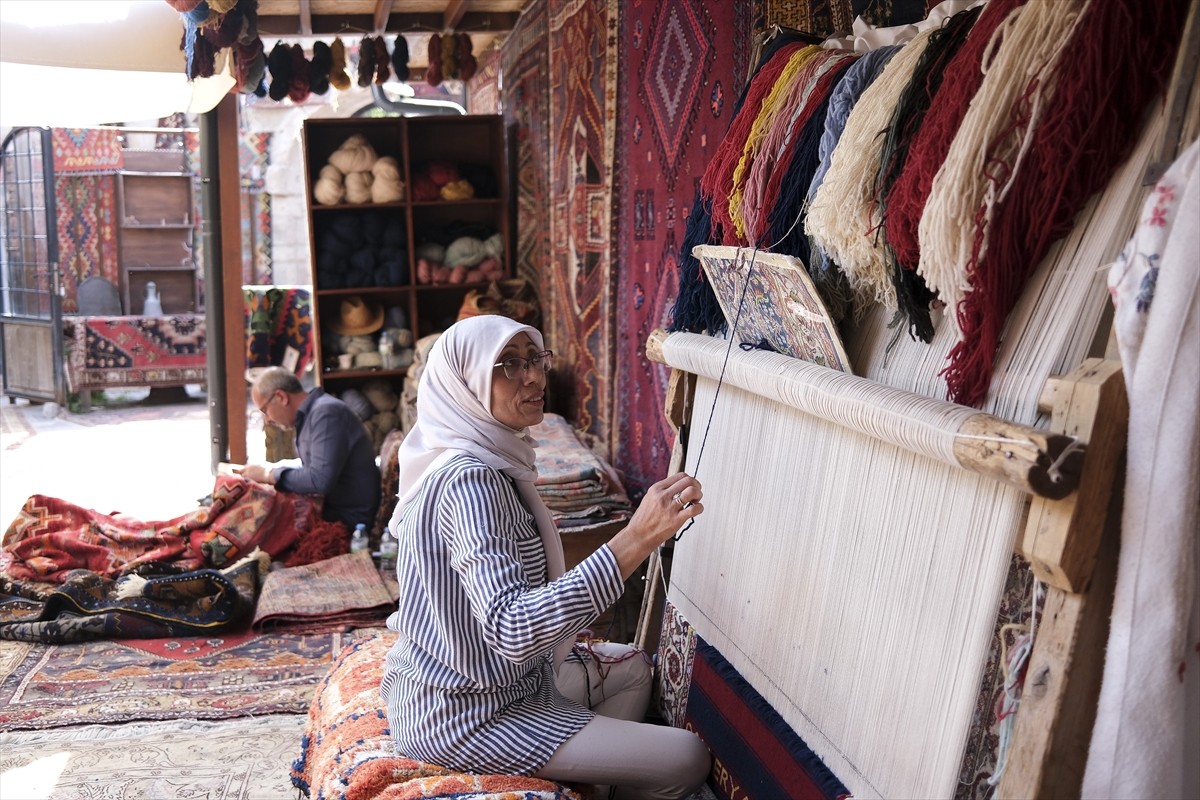 Nevşehir'de yaşayan 52 yaşındaki dokuma ustası Ayten Satıcı, yıllarca 60'ı aşkın arkadaşıyla...