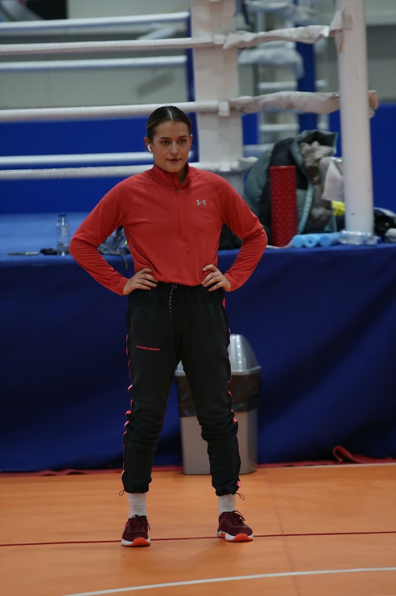 Olimpiyat üçüncüsü milli boksör Esra Yıldız Kahraman, bu yıl katılacağı tüm turnuvalardan altın...