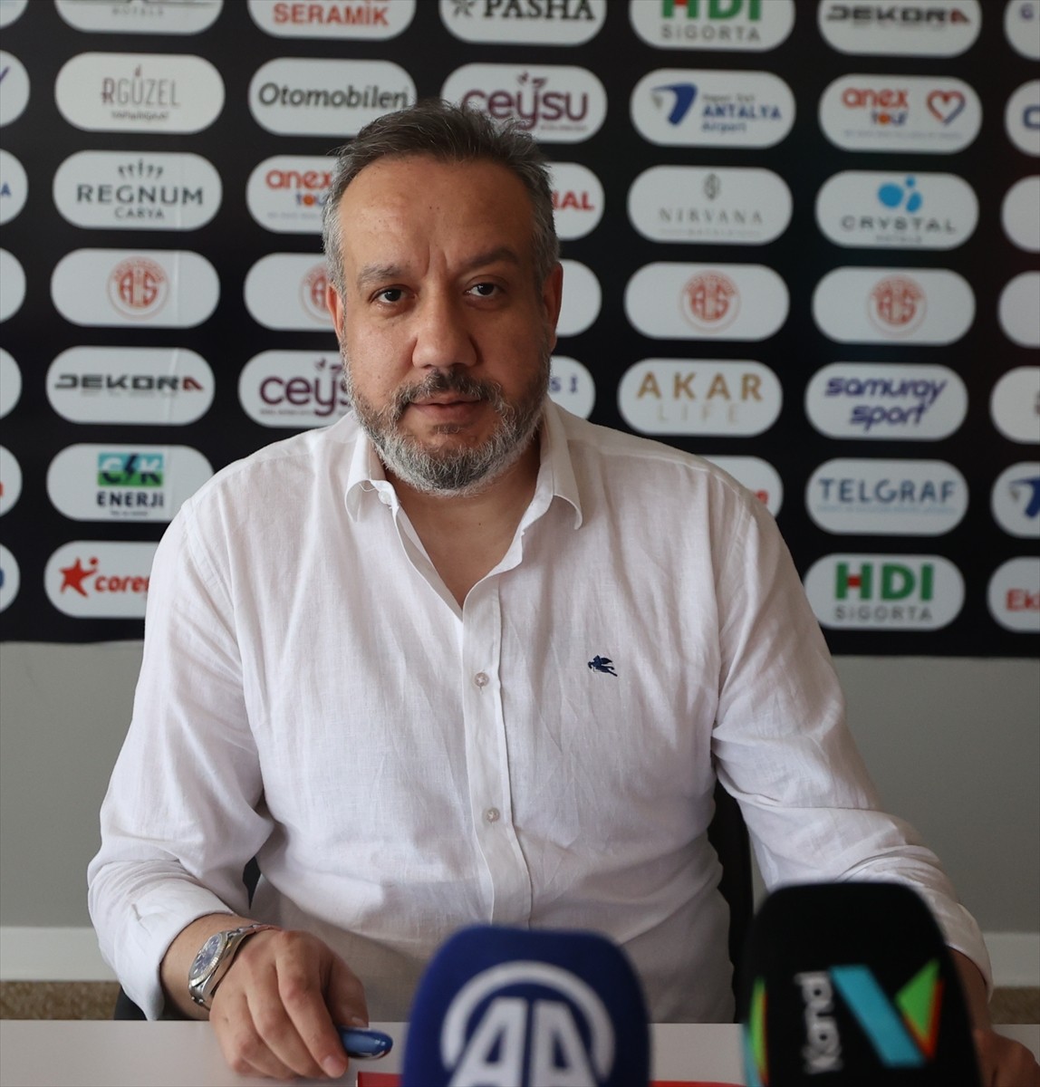 Onvo Antalyaspor Başkanı Sinan Boztepe, Atilla Vehbi Konuk Tesisleri'nde düzenlediği basın...