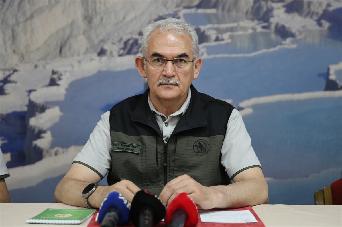 Orman Genel Müdürü Bekir Karacabey (solda), Denizli Orman Bölge Müdürlüğü Toplantı Salonunda...