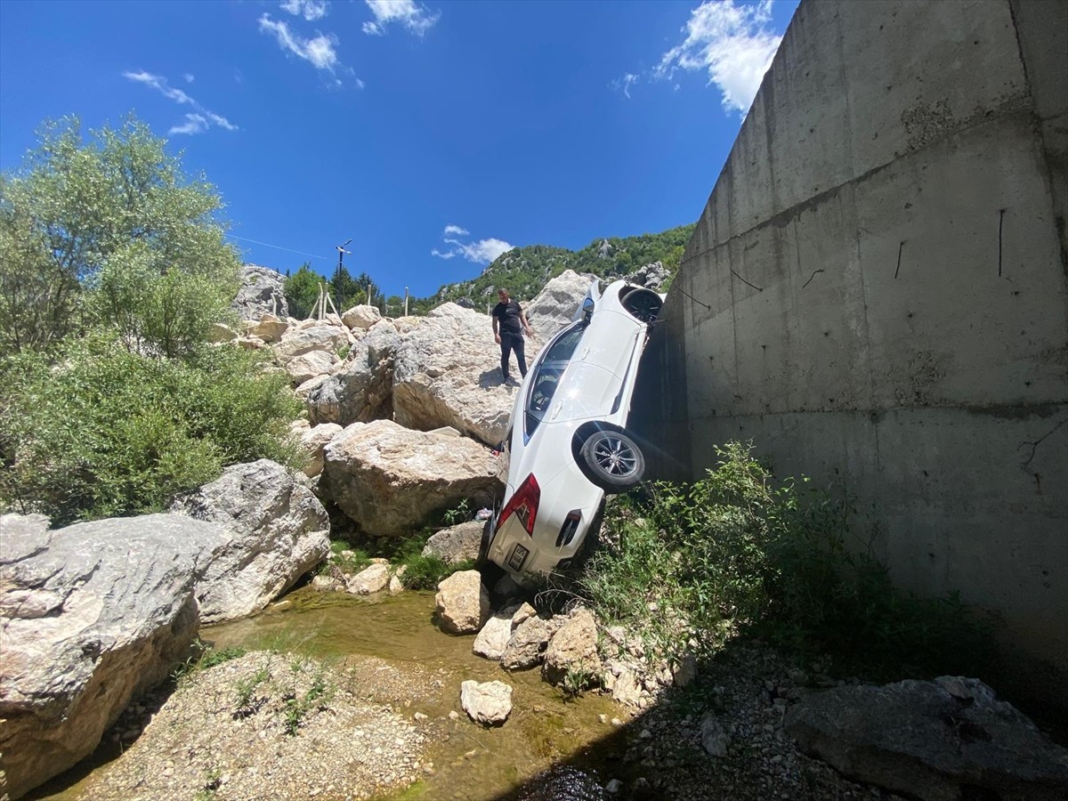Osmaniye'nin Kadirli ilçesinde dere yatağına düşen otomobildeki 4 kişi yaralandı.