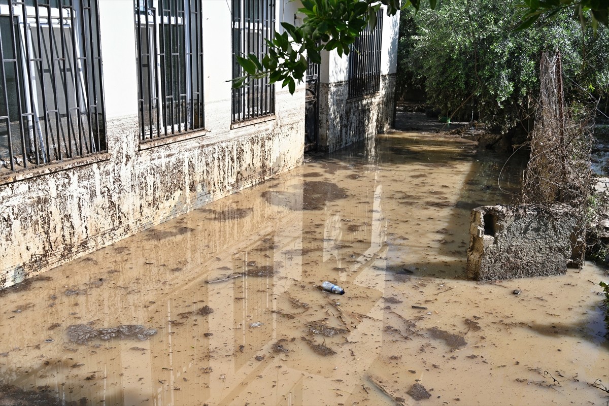 Osmaniye'nin Kadirli ilçesinde dün etkili olan sağanakta Şehit Mehmet Hallaç Mahallesi'nden geçen...